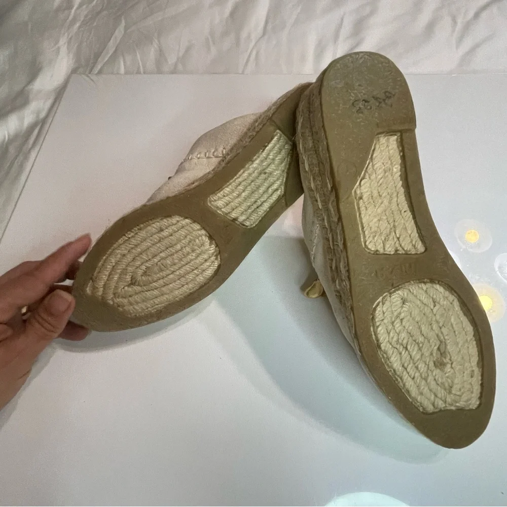 Talbots  Beige‎ Espadrille Mules with Gold Charms